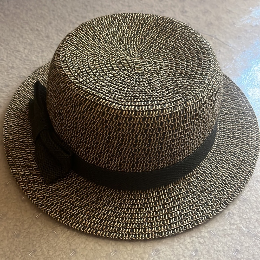 Beige/black straw hat. With a black bow.